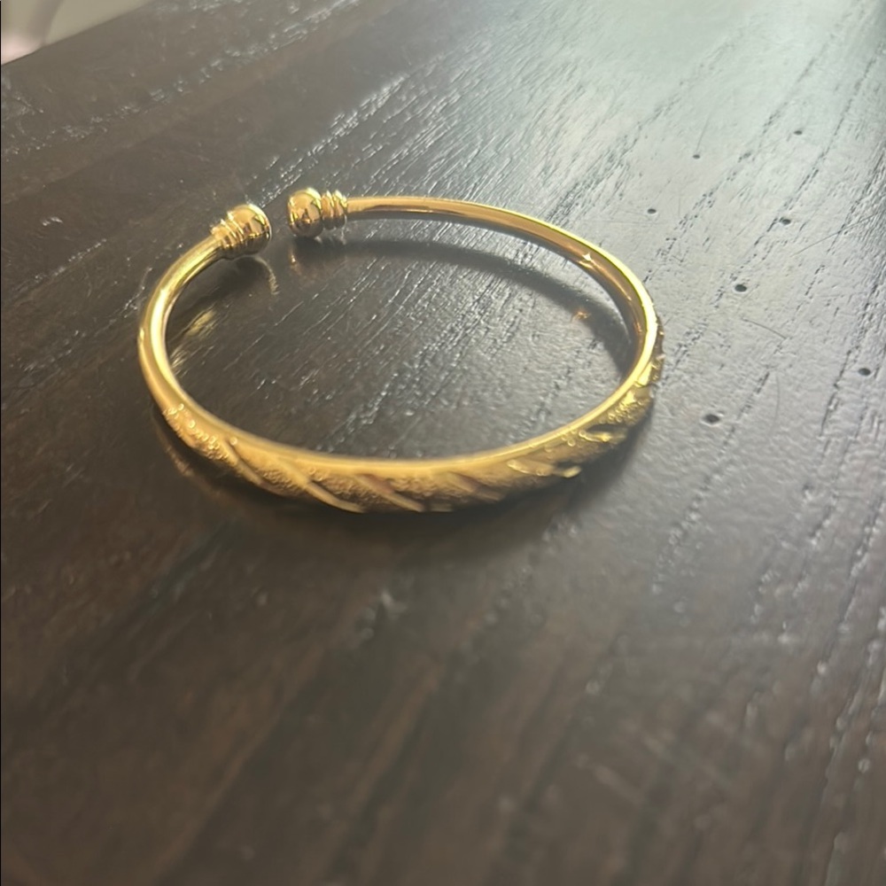 Elegant Gold-Toned Bangle Bracelet